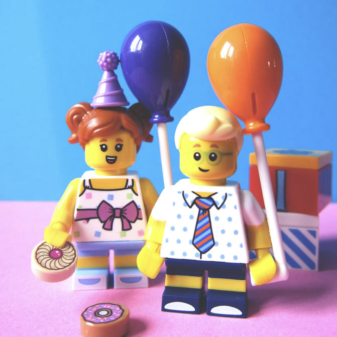 Lego figures with balloons
